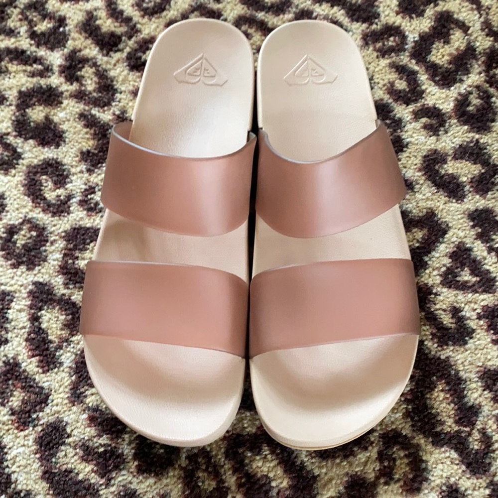 Nudish/pink Roxy slide. Size 8